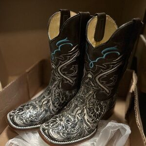 Ladies Rockin Leather tooled boots!

Will come with box!